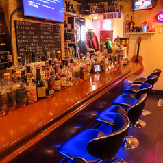 様々な顔が行き交う大人の社交場。