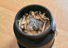 季節によって変わる「旬魚の釜飯」