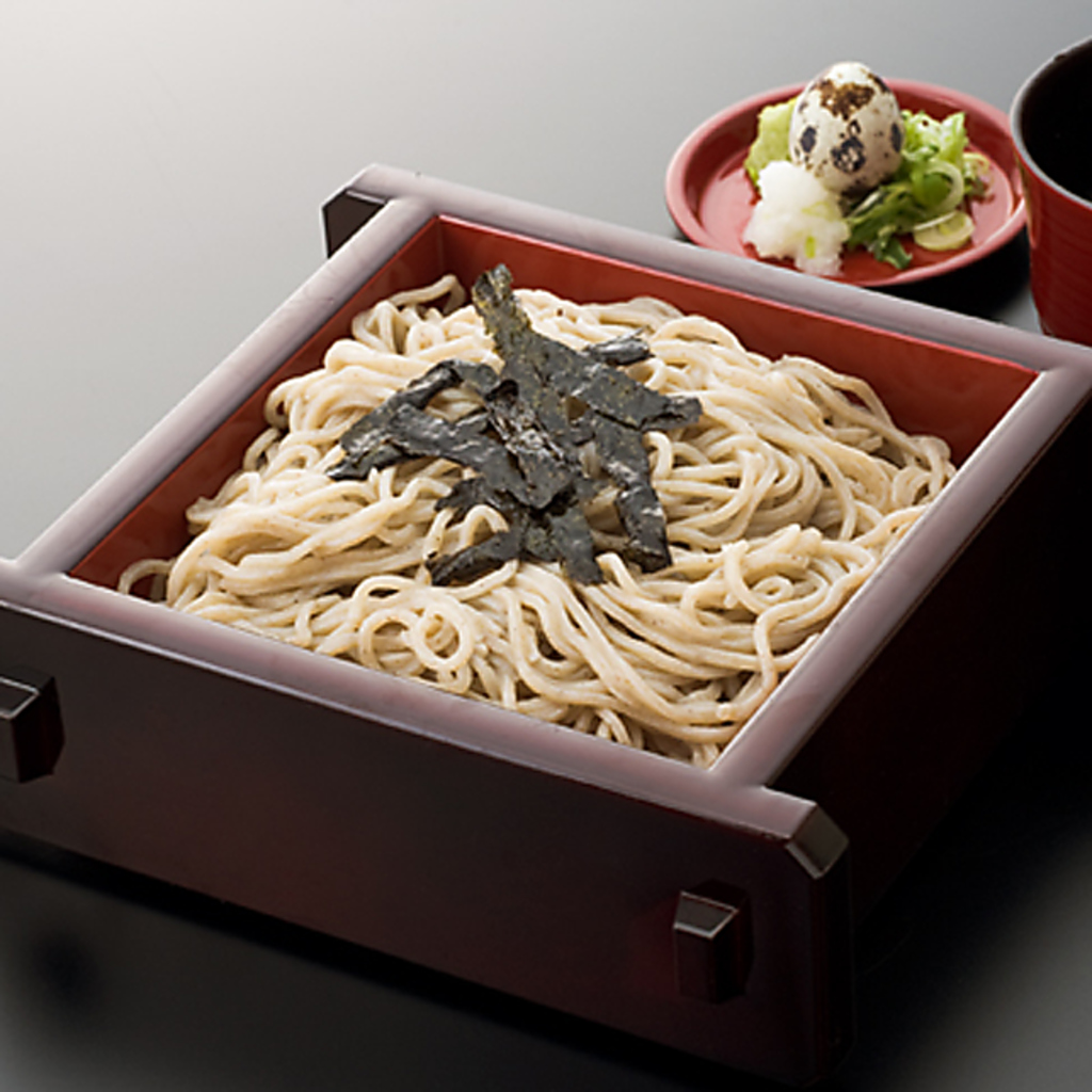 福井県越前そば。そば本来の美味しさを存分に引き出す、玄そばを石臼引きした粉を使用しております。