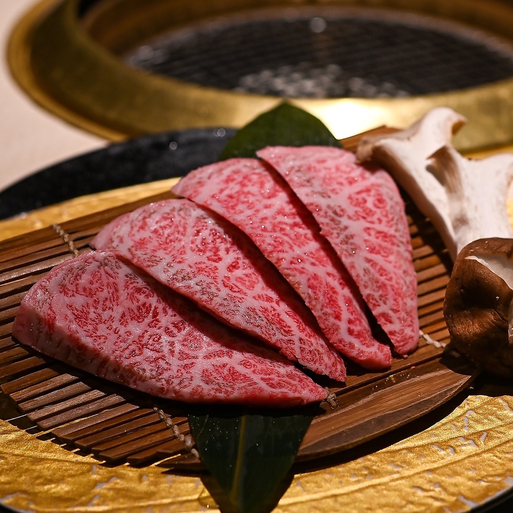 黒毛和牛や生肉を使用した逸品料理など『もう食えません！』となるまでお出しする喰切スタイル