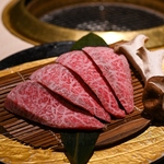 黒毛和牛や生肉を使用した逸品料理など『もう食えません！』となるまでお出しする喰切スタイル