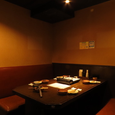 合コンや女子会、接待におすすめのテーブル個室をご用意しております。ダウンライトが大人の空間を演出致します。当店自慢のお食事をごゆっくりお楽しみいただける個室となっておりますので、ご希望のお客様はご予約がおすすめです♪