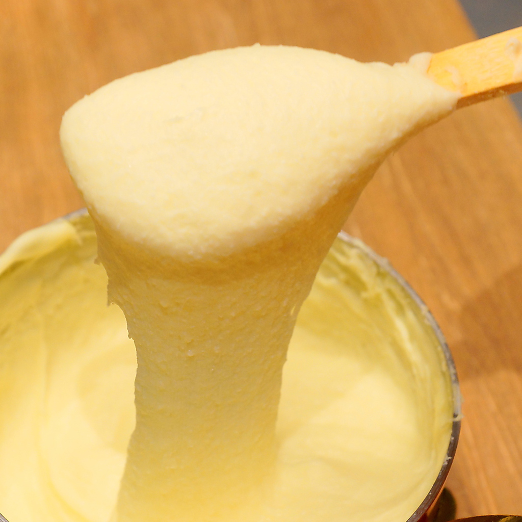 ジャガイモのベースにチーズを混ぜたアリゴ。チーズの風味がお酒にもお肉にも◎