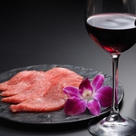 ワインの種類も豊富なので、肉料理と共に楽しめる。大人のディナーに、わいわい焼肉会にも使える。