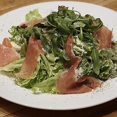 食感も楽しめる新鮮野菜と生ハムのシーザーサラダ