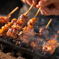 炭火で香ばしく焼き上げる自慢の焼き鳥を心ゆくまで堪能