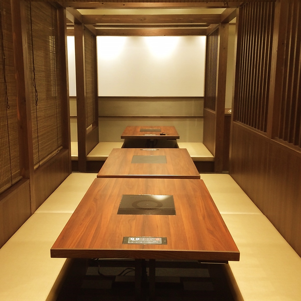広々とした美しい店内で贅沢に食べ放題をお楽しみいただけます♪窓際の席は女性にとても人気です！