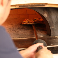 【イタリアから輸入した石窯で焼くピッツァ】