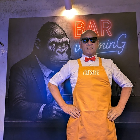 200種類以上のお酒を扱うカジュアルなショットバーです。カラオケも楽しめます。