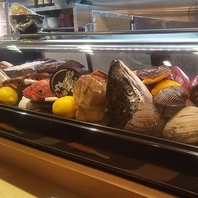 旬の魚介類がならぶネタケース