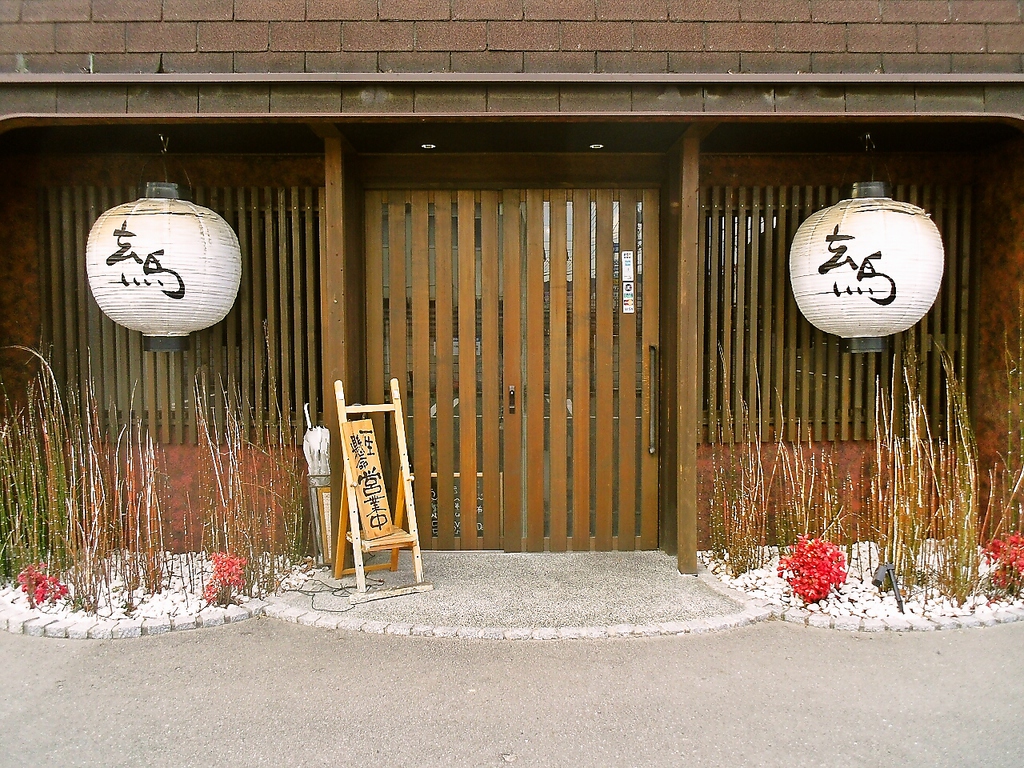 いらっしゃいませ～！『特選炭火焼　玄鳥』です。この外観を目指してください☆