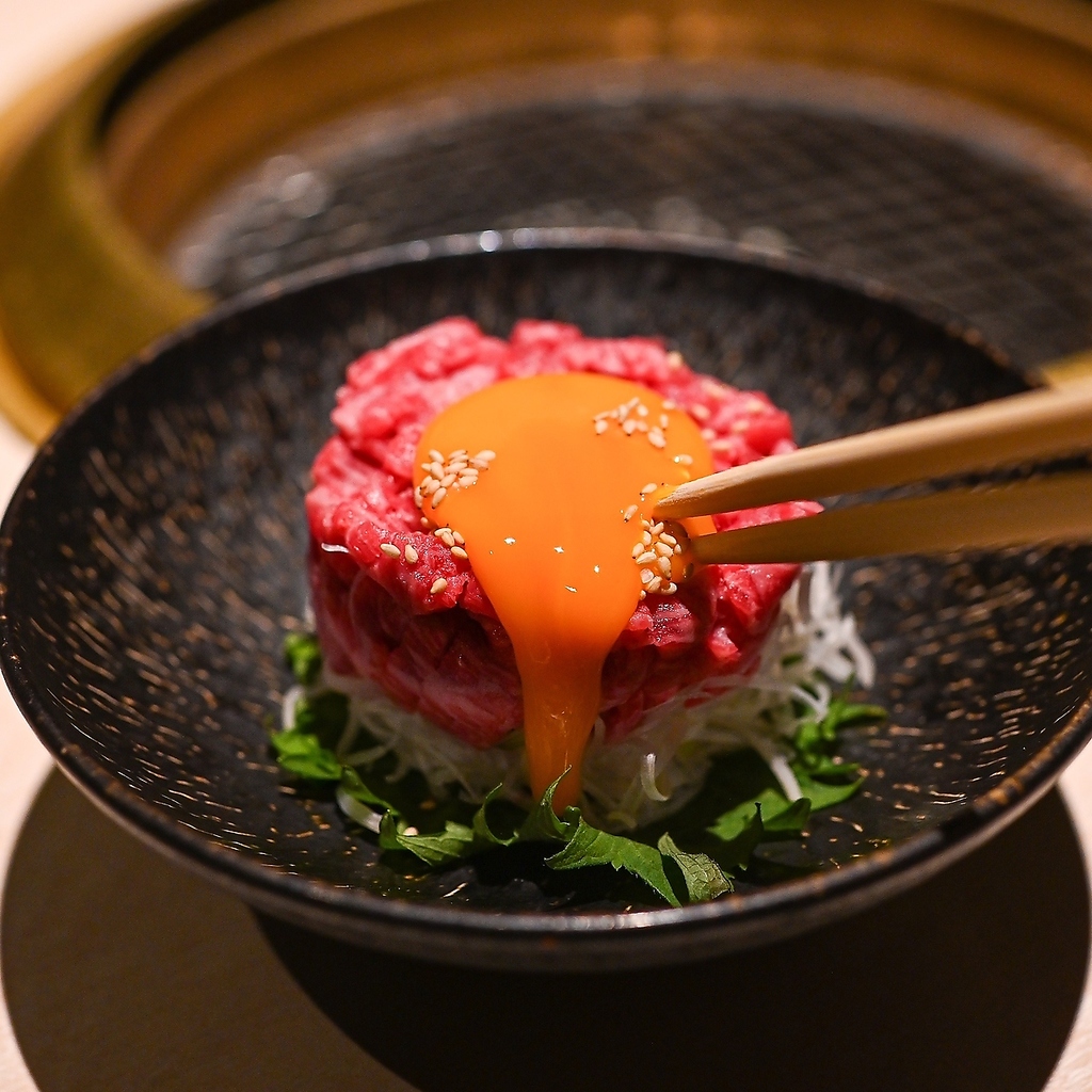 黒毛和牛や生肉を使用した逸品料理など『もう食えません！』となるまでお出しする喰切スタイル