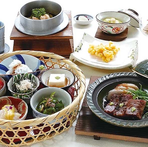 月替り料理や京野菜を堪能！四季を感じるお料理を品数豊富にご用意いたしております！