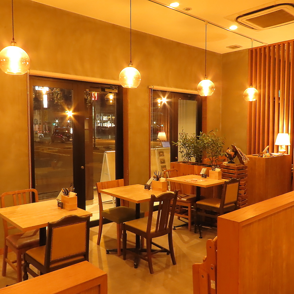 暖かな木のぬくもりを感じるインテリアで統一、友人や家族、デートなどで気兼ねなくご来店ください♪