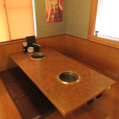 6名様でゆったり使えるお座敷席は、なんとコンロを2台設置！大人数でもお肉を焼く待ち時間がなく、皆様のペースで自慢の若狭牛を心ゆくまで堪能いただけます。最大8名様までお座りいただける広さがあるため、職場の宴会やご親族の集まり、仲の良い友人同士の飲み会にも最適。広々空間で賑やかなひとときを。