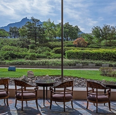 ラウンジ フローラ 都ホテル岐阜長良川の雰囲気1