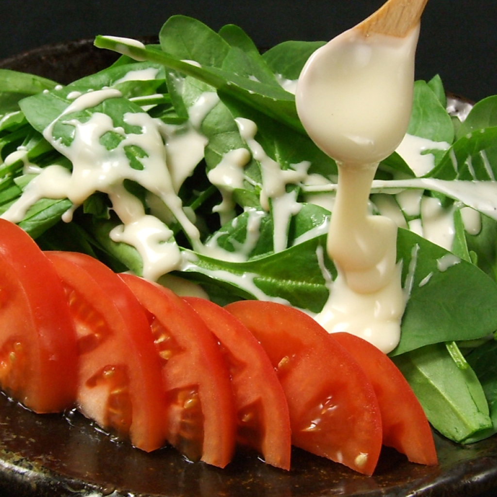 とろ～りチーズが決めて！ほうれん草とトマトのとろけるチーズドレッシング（サラダ）