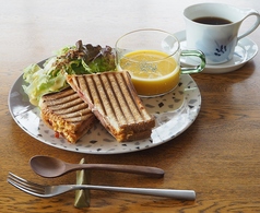 ハムたまごホットサンド（サラダ・セットドリンク付）