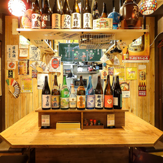 お一人様でも気軽に利用できるカウンター席をご用意。店内の活気を感じながら、焼きたての串や地元の地酒・焼酎をゆったり楽しめる、居心地の良い居酒屋の人気席です。