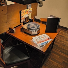 お二人だけの時間を大切にしたいカップルや、サクッと飲みたい時に最適です。落ち着いた照明と空間で、名物の「赤から鍋」と焼肉の両方をゆっくりと満喫。ビールやハイボールをお供に、心地よい時間をお過ごしください。