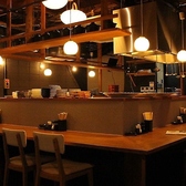 【カウンター席がオススメ】デートやご友人同士、お仕事帰りに同僚で。広く使いやすいお席です。気取らずわいわいと過ごせるのが魅力のカウンター席。キッチンから運ばれてくる九州料理の香りで食欲を掻き立てられます。