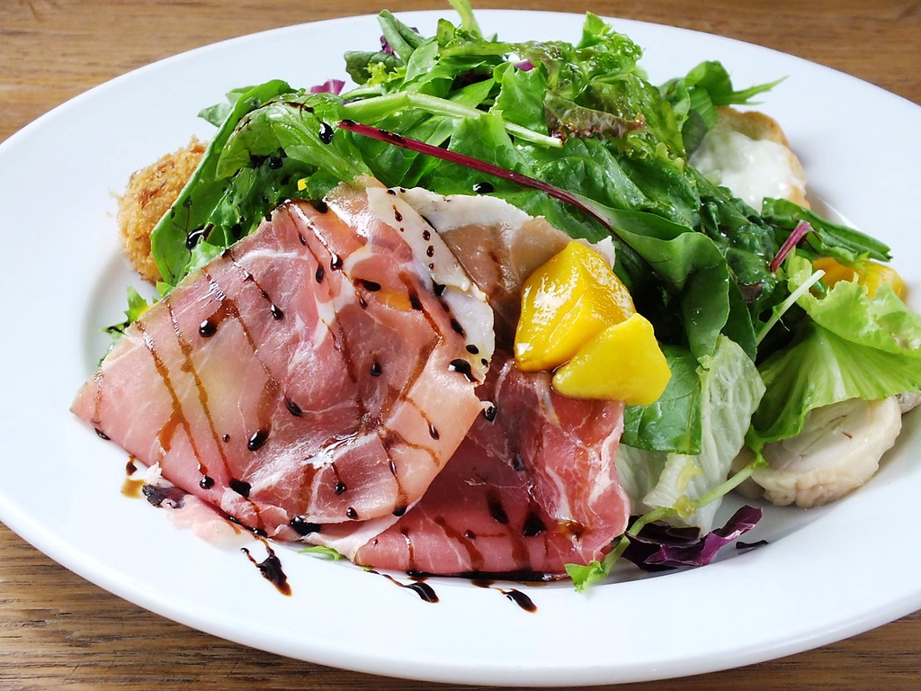 契約農家から仕入れている新鮮野菜のサラダも種類豊富。ボリュームもあります。