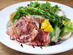 契約農家から仕入れている新鮮野菜のサラダも種類豊富。ボリュームもあります。