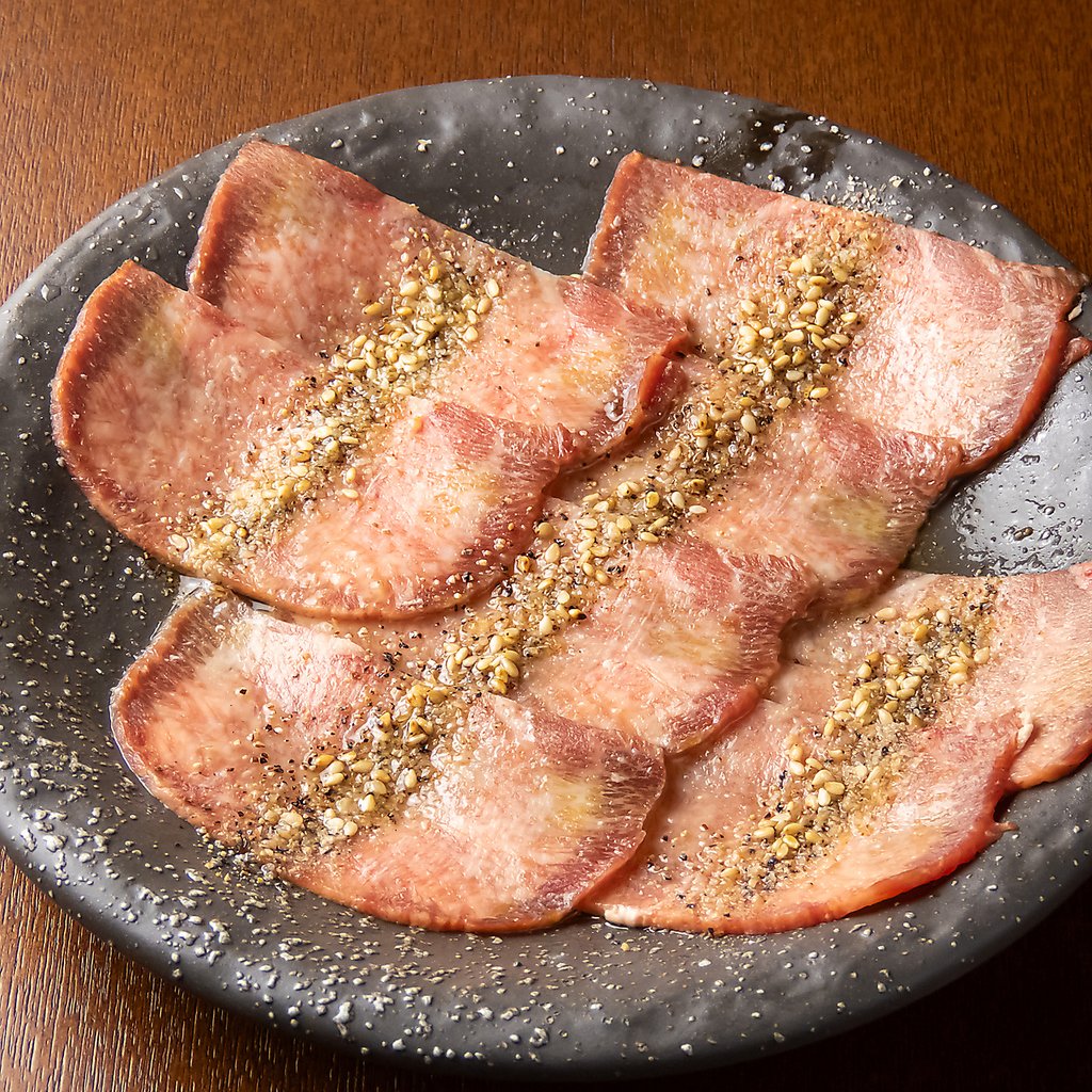 【上塩タン】牛の舌の中でも特に柔らかく質の良い部分を使った贅沢な一品！そのままでもパイン酢でも