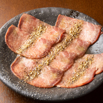 【上塩タン】牛の舌の中でも特に柔らかく質の良い部分を使った贅沢な一品！そのままでもパイン酢でも