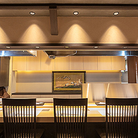 白木が美しい、上質な檜のカウンター席