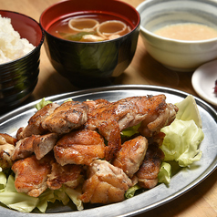 とろろ付き定食で味わう贅沢な鶏ランチ