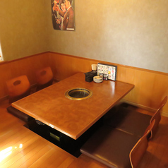 足を伸ばしてリラックスできる掘りごたつ席は、長居したくなる居心地の良さが自慢。中央のコンロを囲んで自慢の若狭牛を焼きながら、親しい仲間やご家族と賑やかな時間をお過ごしいただけます。お隣との適度な距離感も確保されており、プライベートな会話も存分に。肩肘張らずに上質なお肉を堪能できる特等席です。