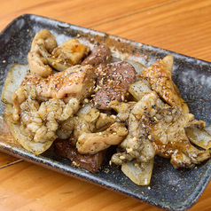 ホルモンかご焼きの炭火焼の技と旨みへのこだわり