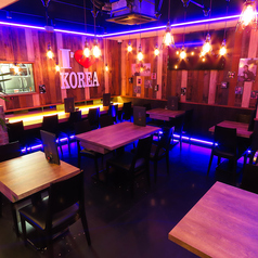 ネオンが映える韓国風の店内には、2名様向けテーブル席を4卓ご用意。デートや女子会、お仕事帰りのお食事など幅広いシーンにおすすめです。