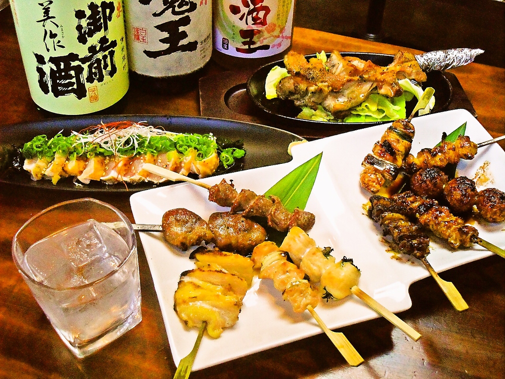 岡山県産の若鶏・親鶏を使用。秘伝のタレと天然塩3種ブレンドの塩は店主の拘りです！！