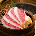 黒毛和牛や生肉を使用した逸品料理など『もう食えません！』となるまでお出しする喰切スタイル