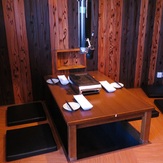 【3名掘り炬燵】少人数でもご利用可能な掘り炬燵席。デートや仕事帰りに気軽にご利用いただけます。