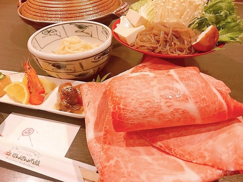 柔らかくてあっさりとしたオリーブ牛A5ランクのしゃぶしゃぶ！お酒の種類も豊富です。