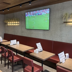 清潔感溢れるモダンな店内には、ゆったり過ごせるテーブル席を完備。壁には本物の稲穂が飾られ、お米の専門店ならではの温かみが漂います。大型モニターではスポーツ観戦も楽しめ、お一人様からグループまで、昼はランチ、夜は新潟の地酒と共にリラックスした時間を。ふらりと立ち寄れる心地よい空間が自慢です。