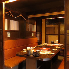 和庭園を思わせるような店内空間がかまどかの自慢のひとつ！掘りごたつ個室、テーブル個室、カウンター席と多種多様なお席をご用意しております。中には人気の高いお席もございますので、ご宴会の予定がお決まりになりましたら、お早めのご予約がおすすめです♪