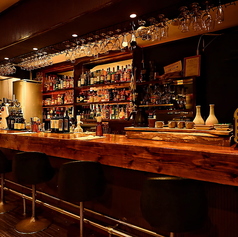 元バーの空間を活かした豊富な酒類。自分好みの一杯を