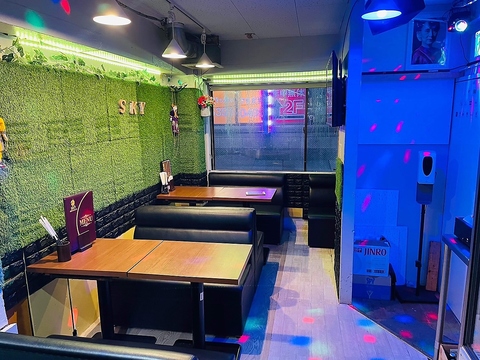 広々カウンターでお一人様も安心して楽しめます テーブル席も完備で団体様も大歓迎！