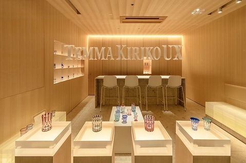 万華鏡のような天満切子のグラスで、お酒を楽しむ贅沢なバー