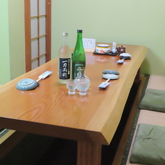 周囲を気にせず、ゆっくりと太河の料理を楽しめる個室。畳の上でありながら、掘りごたつ式でテーブル席のような快適さです。6名様までお使いいただけるこの空間は、顔合わせや少人数の宴会に最適です。大切な方とのお食事はぜひ当店で◎