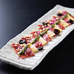 和牛イチボとフルーツのカルパッチョ