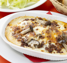 十勝和牛ともち豚のミートソースとキノコのマカロニグラタン　