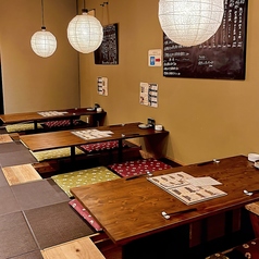 足を伸ばしてお寛ぎいただける掘りごたつ席は2名様から4名様でご利用いただけます。和の空間につつまれた大人の雰囲気で自慢の創作料理をお愉しみください。