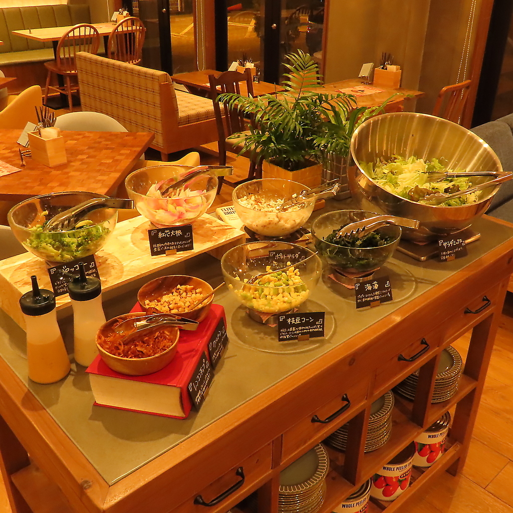 オープンからラストまでサラダバー・スープバー・自家製パン食べ放題が付きます♪ディナーは副菜も！