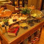 オープンからラストまでサラダバー・スープバー・自家製パン食べ放題が付きます♪ディナーは副菜も！