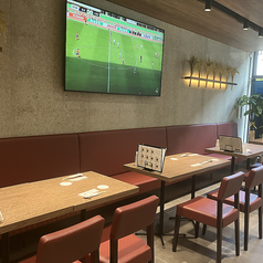 清潔感溢れるモダンな店内には、ゆったり過ごせるテーブル席を完備。壁には本物の稲穂が飾られ、お米の専門店ならではの温かみが漂います。大型モニターではスポーツ観戦も楽しめ、お一人様からグループまで、昼はランチ、夜は新潟の地酒と共にリラックスした時間を。ふらりと立ち寄れる心地よい空間が自慢です。